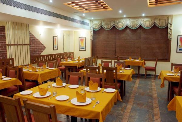 P R Pride Inn Puducherry Buitenkant foto